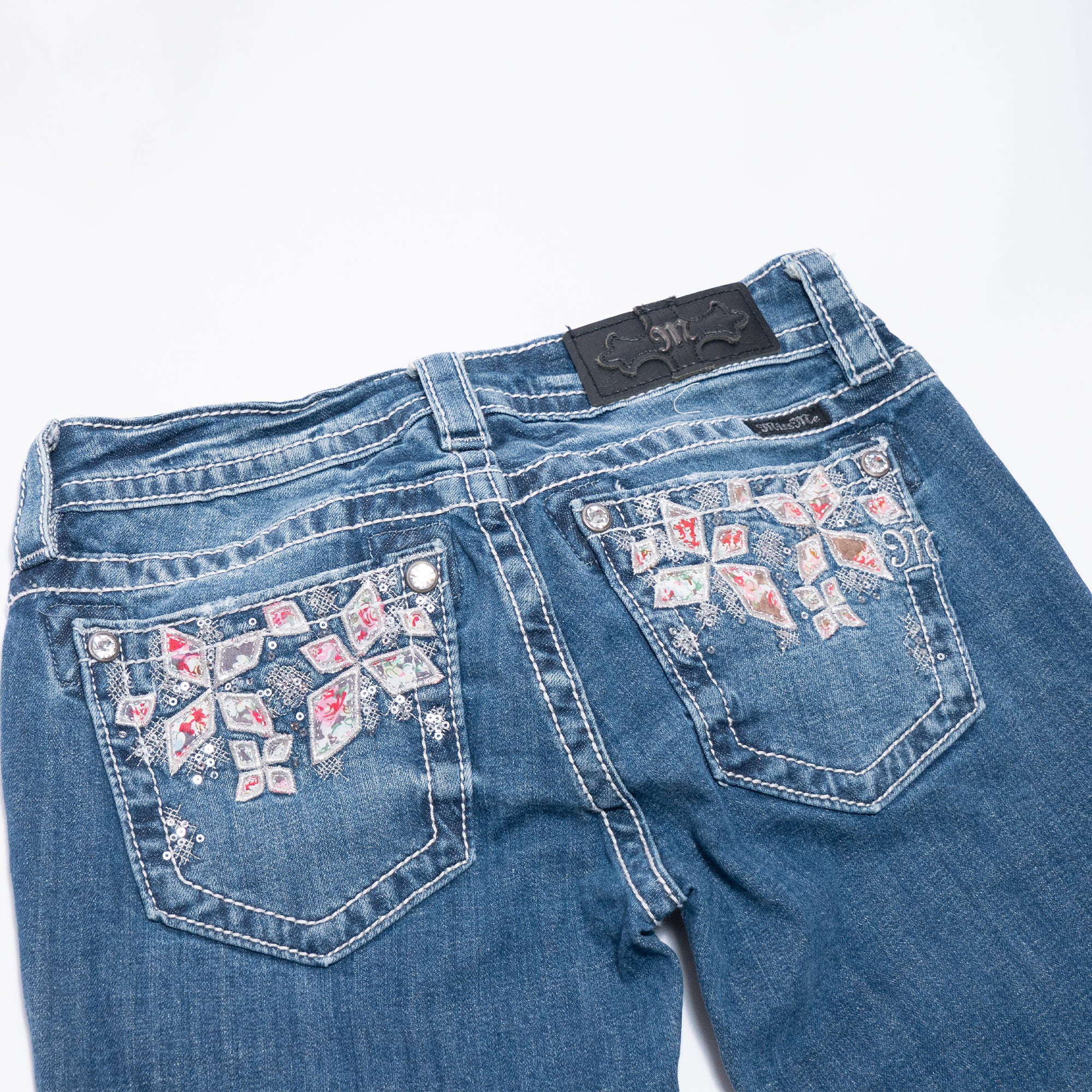 Miss Me Jeans – Skinny Fit mit floraler Stickerei & Ziersteinen