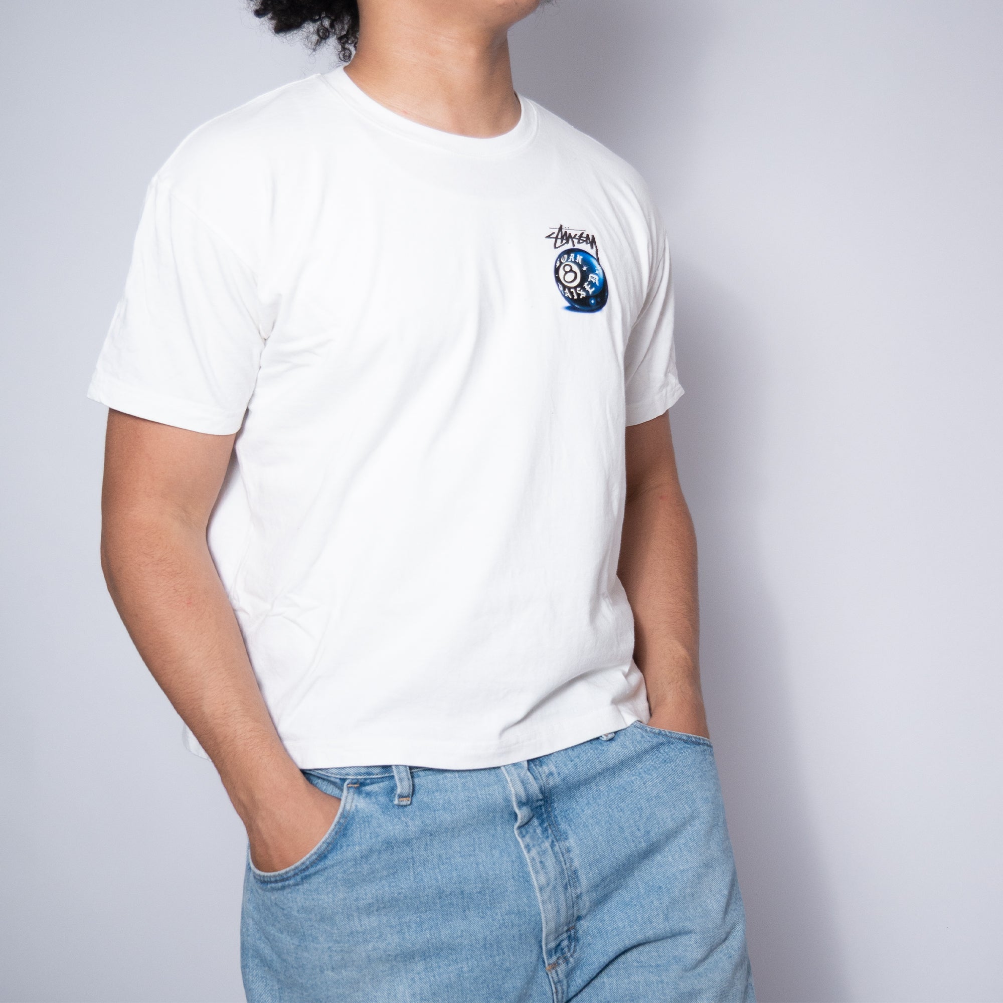 Stüssy x Born Raised „8 Ball“ Tee – White Airbrush Graphic - Größe L